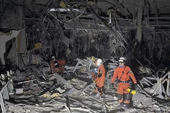 L'operazione di salvataggio all'interno del centro commerciale Aeon.