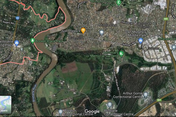 A new bridge connecting Bellbowrie (left of the Brisbane River) to Riverhills (centre, right of the river) would allow western suburbs traffic to avoid congested Moggill Road and use the Centenary Motorway (right).