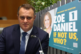 Liberal MP Tim Wilson attempted to stop Zoe Daniel supporters from displaying her signs.