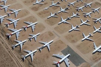 Qantas hà da cumincià à salmurà alcuni di i so A380 fora di l'archiviazione profonda in u stabilimentu di u Desertu Mojave à bassa umidità in California.