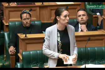 Премьер-министр Новой Зеландии Джасинда Ардерн обратилась к парламенту в связи с принятием новых законов об оружии после резни в Крайстчерче в 2019 году. 