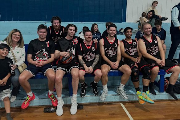 Giddey (No.15) with his Vales teammates at Frankston on Monday.