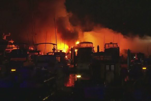 Acredita-se que o fogo tenha começado em um barco e depois se espalhado para outros.