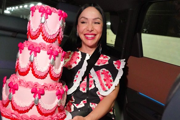 Katherine Sabbath boldly ferrying a triple-tiered cake in an Uber – let’s hope that icing set overnight!