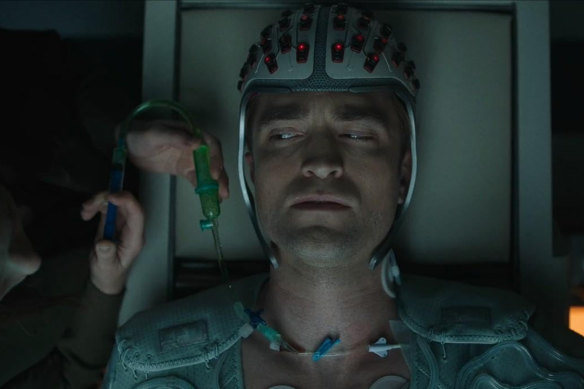Robert Pattinson in Mickey 17.