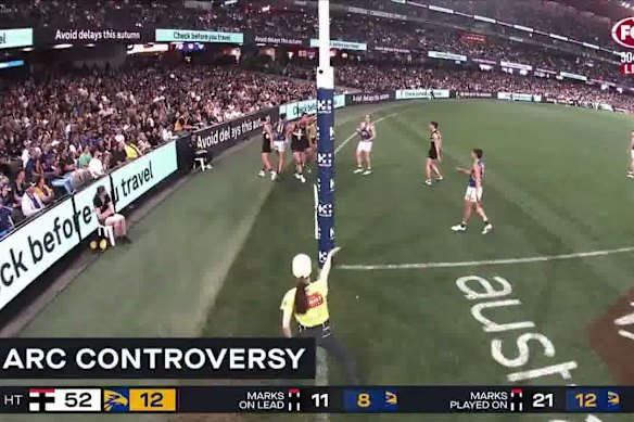 The incident in question: The goal umpire initially signalled a behind.