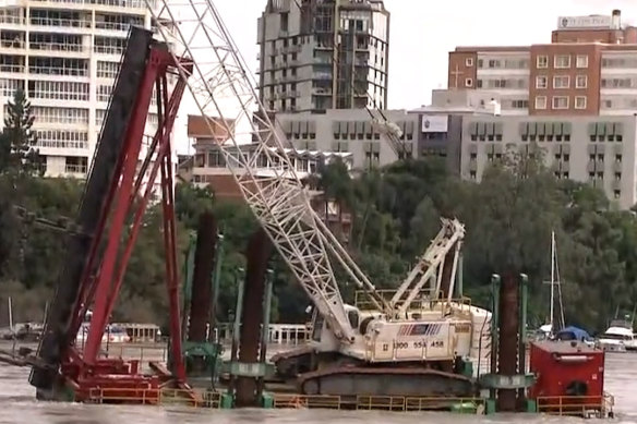The Story Bridge in Brisbane has been closed and Howard Smith Wharves have been evacuated, after a pontoon carrying a crane broke free from its mooring.