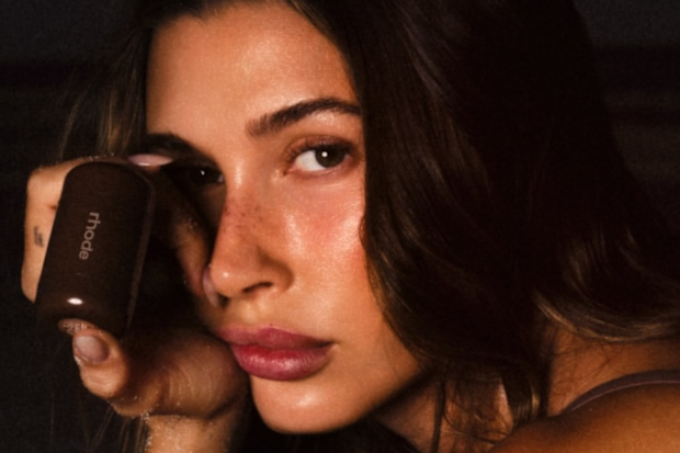 Hailey Bieber with the new pocket bronzer. 