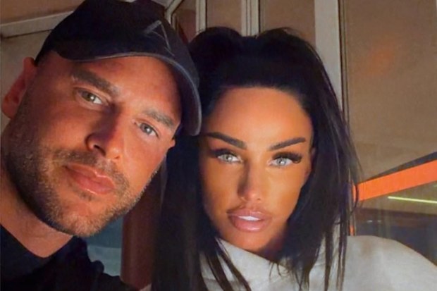 K﻿atie Price has gotten married in a shock wedding ceremony in Dubai, just one week after meeting her new man.Self-proclaimed millionaire businessman Lee Andrews and Price, 47, were engaged on January 24, and then were married the next day in a whirlwind ceremony in Dubai.