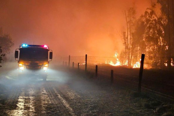 Fire crews and aircraft have been working to contain a large, fast-moving fire near Tara.