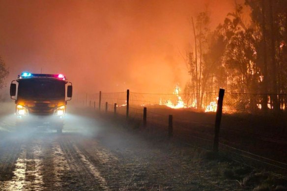 Fire crews and aircraft have contained a large, fast-moving fire near Tara.