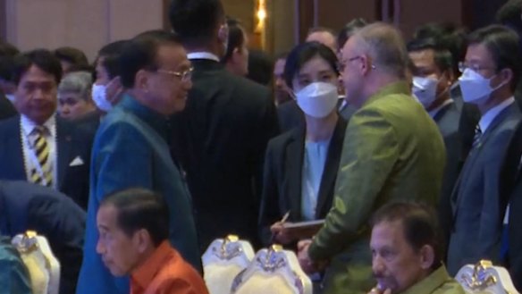 Anthony Albanese had an informal conversation with Chinese Premier Li Keqiang during a gala dinner at the ASEAN summit in Cambodia.