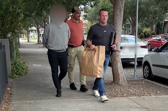 A polícia invadiu propriedades nos subúrbios ao norte de Melbourne.