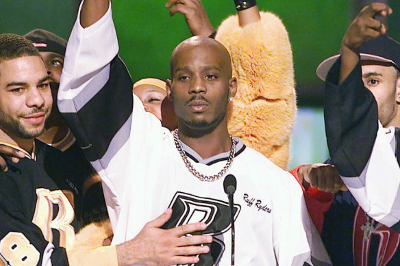 DMX, centre, accepts the R&B Album Artist of the Year during the 1999 Billboard Music Awards. 