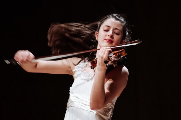Violinist María Dueñas.