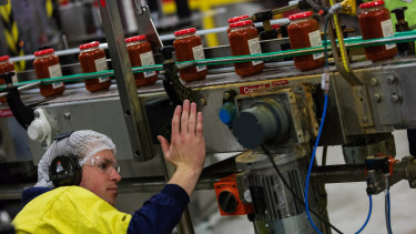 The Simplot factory in Echuca makes pasta sauce free of charge for Foodbank, Australia’s largest food charity. 