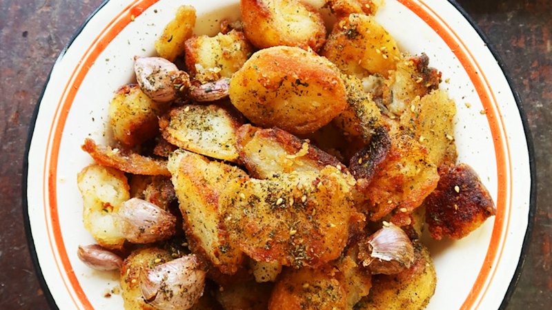 Yotam Ottolenghi predstavlja recept za hrustljav pečen krompir z rožmarinom, za'atarjem in zeleno omako