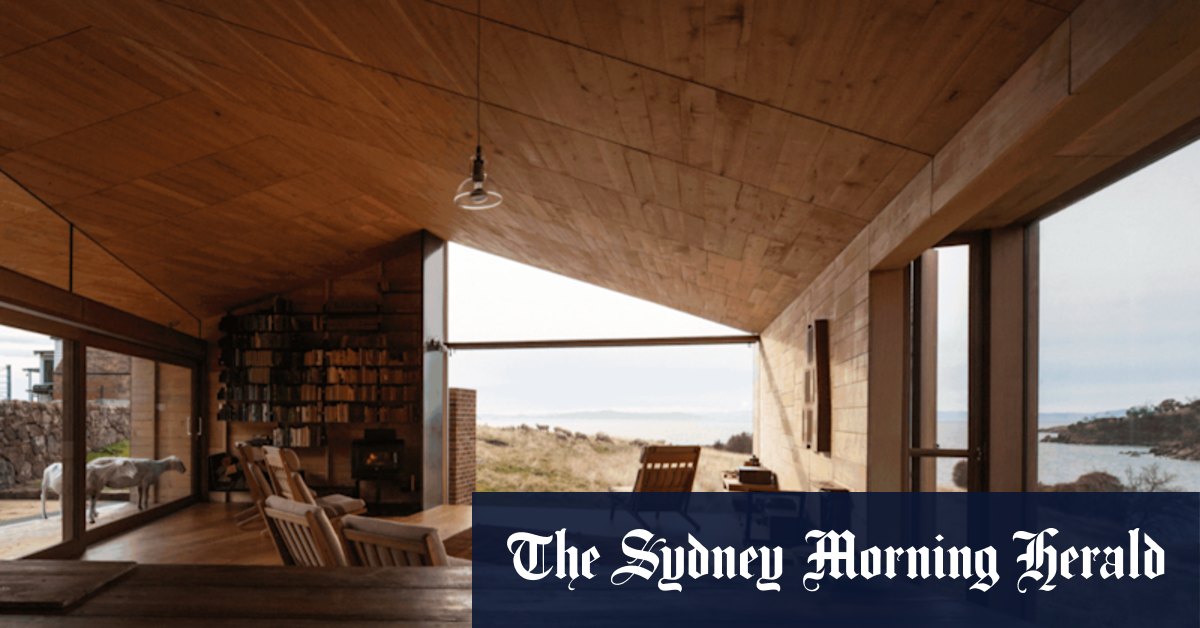 An hour from Adelaide, you can wake up to giraffes outside your window