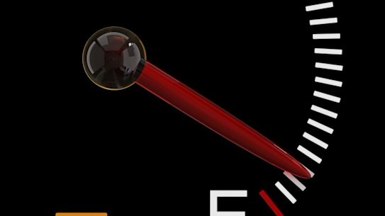 Indicators on a dashboard tell you which side of the car the petrol tank is on.