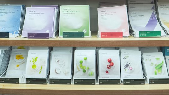 R01B7A October 2018 - Seoul, South Korea: Wall with facial sheet mask from the SOuth Korean comestic brand Innisfree, known for its all-natural products. str9-takeoff