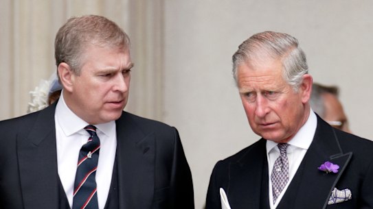 Depois, o príncipe Andrew e seu irmão, o então príncipe Charles, foram fotografados juntos em 2005.