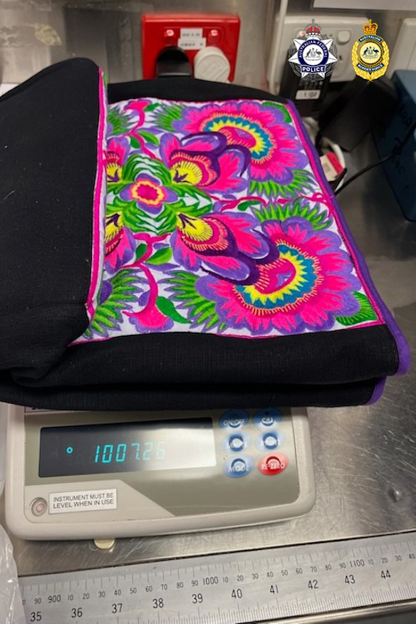 A polícia alega que a substância foi encontrada no forro de bolsas, bolsas de laptop e estojos de lápis. 