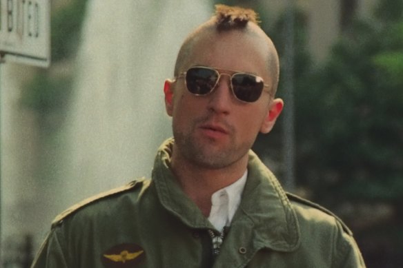 Robert De Niro criou um dos anti-heróis mais icônicos do cinema como Travis Bickle em Taxi Driver.