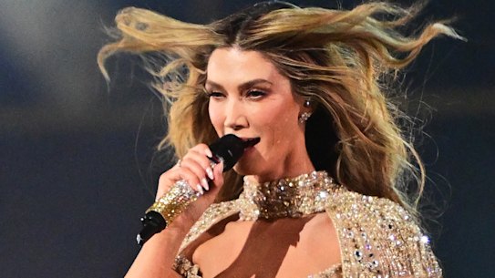 Delta Goodrem esegue la sua canzone Eclipse durante la finale del 70° Eurovision Song Contest.