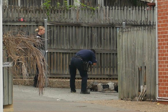 A polícia tira fotos de uma scooter elétrica no local.