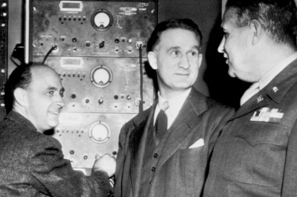 Dr Enrico Fermi (solda), yardımcısı, nükleer fizikçi Dr. Walter H. Zinn (ortada) ve 1946'da Manhattan Engineering projesinin başkanı Tümgeneral Leslie Groves.