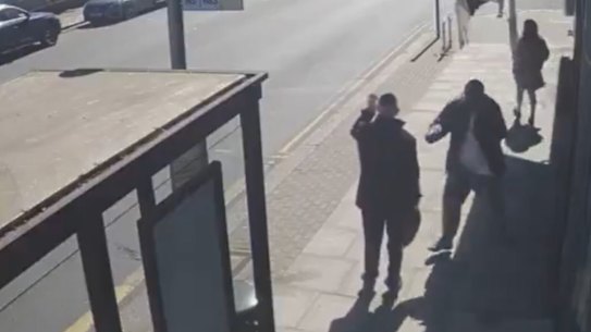 Un'immagine presa dalla visione di sicurezza dell'aggressione a coltellate.