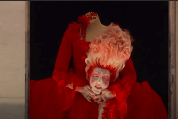 A headless Marie Antoinette. 