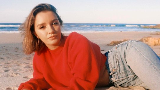Australian singer-songwriter Hannah Karydas, aka Eved Karydas, is set to make the Hottest 100 thanks to her single ‘Complicated’. 