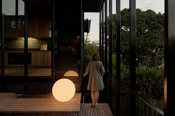 The extension’s glass walls open the back of the house to sunsets and hill views. 