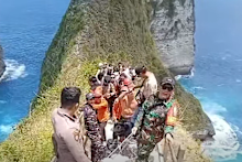 A 29-year-old Australian woman has died after falling 80 metres at Nusa Penida.
