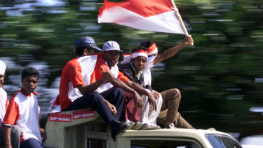 In the lead up to the vote pro-Indonesian militia rode around Dili on buses, trucks and motorbikes shouting pro-autonomy slogans.