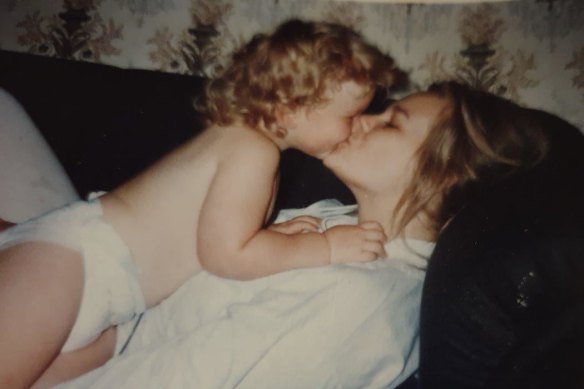 The last photo Shari Davison's parents have of their daughter, kissing her son Luke in the months before she disappeared.