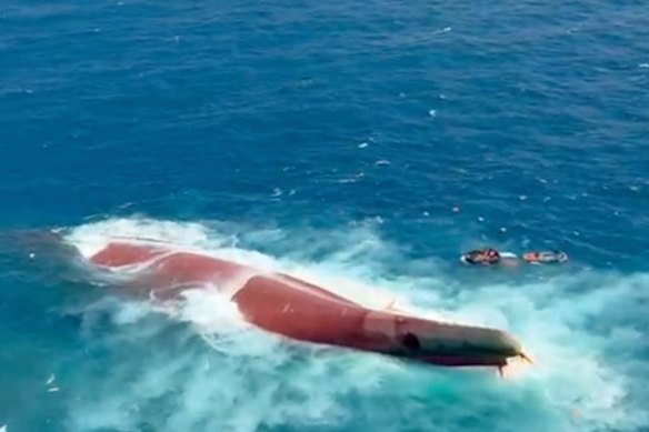 La nave stava affrontando un mare molto agitato quando si è trovata in difficoltà.