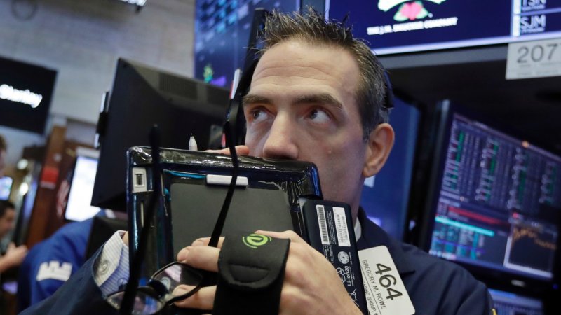 US stocks tumble as visa restrictions fuel US-China worries
