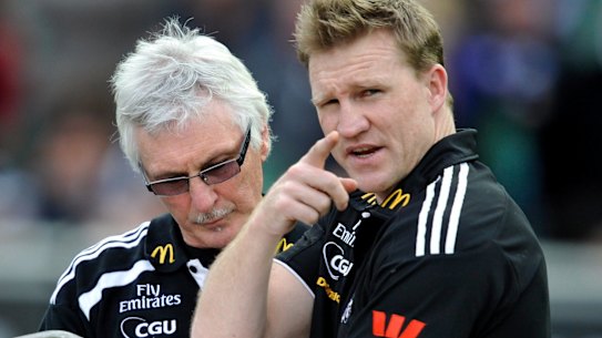 AFL Round 17.Carlton v Collingwood.Collingwoods coach Mick Malthouse takes advice from Nathan Buckley at 3 quarter time.MCG.16 July 2011.Picture Sebastian Costanzo. The Age.