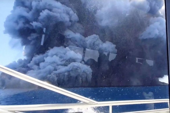 Tourist Allessandro Kauffmann was on a boat leaving Whakaari/White Island when it erupted, and captured this on video.