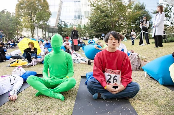 Participants in Woopsyang’s Space-Out Competition strive to be the stillest of them all. 
