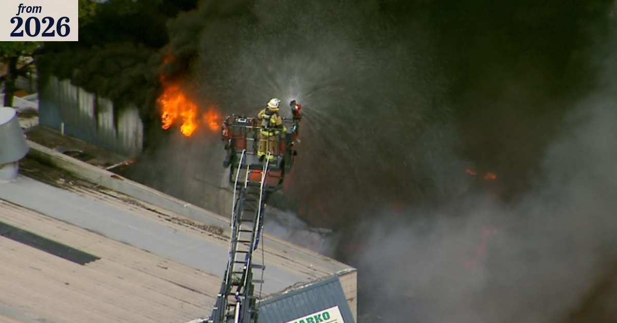 Kingston fire: Police establish exclusion zone around blaze at Brisbane ...