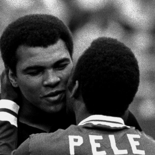 Pelé saluda a Muhammad Ali durante su paso por el New York Cosmos