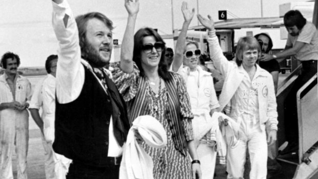 Benny and Frida were the first off the plane to wave to fans at Melbourne's Tullamarine Airport in 1977.