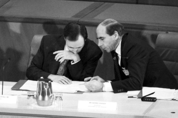 Paul Keating in a huddle with Bernie Fraser in 1989.