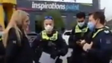 Kerry Nash talking to police after she refused to wear a mask in Bunnings.