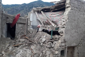 Afganistan'ın doğusunda depremin ardından çöken çamurdan bir ev. 