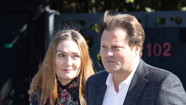 Siobhan McKenna e seu marido James Flintoft chegam à festa de Natal de Murdoch este mês.