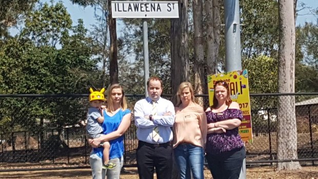 Illaweena Street petitioners Nycoll Szombathy, Louise Nann and Donna Longworth with Duncan Pegg.